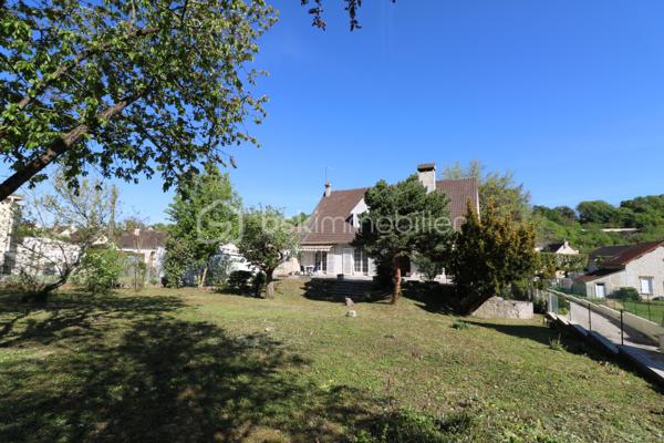 Amateurs de charme et d'authenticité, cette propriété vous séduira par ses volumes et son fort potentiel, d'une surface habitable d'environ 275 m², édifiée sur un terrain clos de 1726 m².
Idéalement située au coeur de la cité médiévale de Provins, au pied de la ville haute, accès au centre ville et a toutes les commodités en quelques minutes.

Cette charmante maison, vous offre au rez-de-jardin, une grande pièce d'environ 25 m², une chaufferie, une salle d'eau, une cave et une grande pièce d'environ 49 m².
 Un grand garage d'environ 44 m² vient compléter le rez-de-jardin.
Au rez-de-chaussée, vous trouverez une entrée, une cuisine aménagée, un WC indépendant, une salle de bain, un magnifique salon-séjour d'environ 43 m², un couloir et 3 chambres (19 m², 12 m² et 20 m²)
Au 1er étage, un palier dessert 2 chambres (14 m² et 28 m²), un WC indépendant a finir, une salle de bain a finir, un dégagement, un coin de stockage et une grande pièce d'environ 45 m² a aménager.


A l'extérieur, vous profiterez d'une très grande terrasse et d'un joli jardin clos et arboré pour profiter des beaux jours.

Laissez vous séduire par cette maison familiale a fort potentiel et installez vous au coeur de la cité médiévale.

Les +++ Tout-a-l'égout, fibre sur la rue, grand garage, plusieurs places de stationnement, possibilité d'augmenter la surface habitable, très gros VOLUMES!!!!!

Une opportunité rare sur le secteur pour ceux qui recherchent de l'espace, alors n'attendez plus et contactez moi !!!

Pour plus de renseignements, n'hésitez pas a contacter Cyril Goutte au 0683379644.