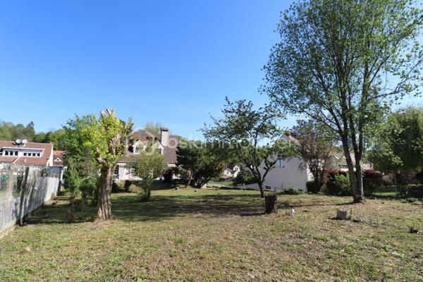 Amateurs de charme et d'authenticité, cette propriété vous séduira par ses volumes et son fort potentiel, d'une surface habitable d'environ 275 m², édifiée sur un terrain clos de 1726 m².
Idéalement située au coeur de la cité médiévale de Provins, au pied de la ville haute, accès au centre ville et a toutes les commodités en quelques minutes.

Cette charmante maison, vous offre au rez-de-jardin, une grande pièce d'environ 25 m², une chaufferie, une salle d'eau, une cave et une grande pièce d'environ 49 m².
 Un grand garage d'environ 44 m² vient compléter le rez-de-jardin.
Au rez-de-chaussée, vous trouverez une entrée, une cuisine aménagée, un WC indépendant, une salle de bain, un magnifique salon-séjour d'environ 43 m², un couloir et 3 chambres (19 m², 12 m² et 20 m²)
Au 1er étage, un palier dessert 2 chambres (14 m² et 28 m²), un WC indépendant a finir, une salle de bain a finir, un dégagement, un coin de stockage et une grande pièce d'environ 45 m² a aménager.


A l'extérieur, vous profiterez d'une très grande terrasse et d'un joli jardin clos et arboré pour profiter des beaux jours.

Laissez vous séduire par cette maison familiale a fort potentiel et installez vous au coeur de la cité médiévale.

Les +++ Tout-a-l'égout, fibre sur la rue, grand garage, plusieurs places de stationnement, possibilité d'augmenter la surface habitable, très gros VOLUMES!!!!!

Une opportunité rare sur le secteur pour ceux qui recherchent de l'espace, alors n'attendez plus et contactez moi !!!

Pour plus de renseignements, n'hésitez pas a contacter Cyril Goutte au 0683379644.