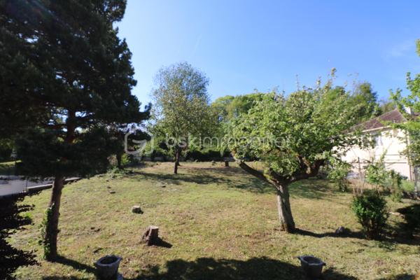 Amateurs de charme et d'authenticité, cette propriété vous séduira par ses volumes et son fort potentiel, d'une surface habitable d'environ 275 m², édifiée sur un terrain clos de 1726 m².
Idéalement située au coeur de la cité médiévale de Provins, au pied de la ville haute, accès au centre ville et a toutes les commodités en quelques minutes.

Cette charmante maison, vous offre au rez-de-jardin, une grande pièce d'environ 25 m², une chaufferie, une salle d'eau, une cave et une grande pièce d'environ 49 m².
 Un grand garage d'environ 44 m² vient compléter le rez-de-jardin.
Au rez-de-chaussée, vous trouverez une entrée, une cuisine aménagée, un WC indépendant, une salle de bain, un magnifique salon-séjour d'environ 43 m², un couloir et 3 chambres (19 m², 12 m² et 20 m²)
Au 1er étage, un palier dessert 2 chambres (14 m² et 28 m²), un WC indépendant a finir, une salle de bain a finir, un dégagement, un coin de stockage et une grande pièce d'environ 45 m² a aménager.


A l'extérieur, vous profiterez d'une très grande terrasse et d'un joli jardin clos et arboré pour profiter des beaux jours.

Laissez vous séduire par cette maison familiale a fort potentiel et installez vous au coeur de la cité médiévale.

Les +++ Tout-a-l'égout, fibre sur la rue, grand garage, plusieurs places de stationnement, possibilité d'augmenter la surface habitable, très gros VOLUMES!!!!!

Une opportunité rare sur le secteur pour ceux qui recherchent de l'espace, alors n'attendez plus et contactez moi !!!

Pour plus de renseignements, n'hésitez pas a contacter Cyril Goutte au 0683379644.