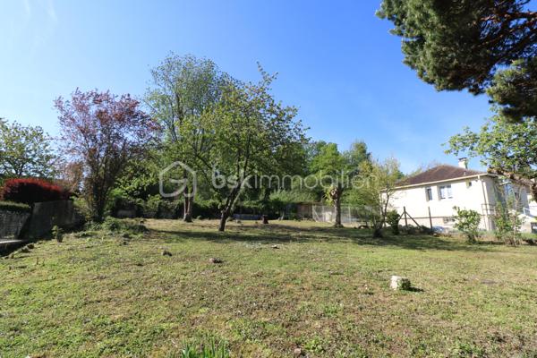 Amateurs de charme et d'authenticité, cette propriété vous séduira par ses volumes et son fort potentiel, d'une surface habitable d'environ 275 m², édifiée sur un terrain clos de 1726 m².
Idéalement située au coeur de la cité médiévale de Provins, au pied de la ville haute, accès au centre ville et a toutes les commodités en quelques minutes.

Cette charmante maison, vous offre au rez-de-jardin, une grande pièce d'environ 25 m², une chaufferie, une salle d'eau, une cave et une grande pièce d'environ 49 m².
 Un grand garage d'environ 44 m² vient compléter le rez-de-jardin.
Au rez-de-chaussée, vous trouverez une entrée, une cuisine aménagée, un WC indépendant, une salle de bain, un magnifique salon-séjour d'environ 43 m², un couloir et 3 chambres (19 m², 12 m² et 20 m²)
Au 1er étage, un palier dessert 2 chambres (14 m² et 28 m²), un WC indépendant a finir, une salle de bain a finir, un dégagement, un coin de stockage et une grande pièce d'environ 45 m² a aménager.


A l'extérieur, vous profiterez d'une très grande terrasse et d'un joli jardin clos et arboré pour profiter des beaux jours.

Laissez vous séduire par cette maison familiale a fort potentiel et installez vous au coeur de la cité médiévale.

Les +++ Tout-a-l'égout, fibre sur la rue, grand garage, plusieurs places de stationnement, possibilité d'augmenter la surface habitable, très gros VOLUMES!!!!!

Une opportunité rare sur le secteur pour ceux qui recherchent de l'espace, alors n'attendez plus et contactez moi !!!

Pour plus de renseignements, n'hésitez pas a contacter Cyril Goutte au 0683379644.