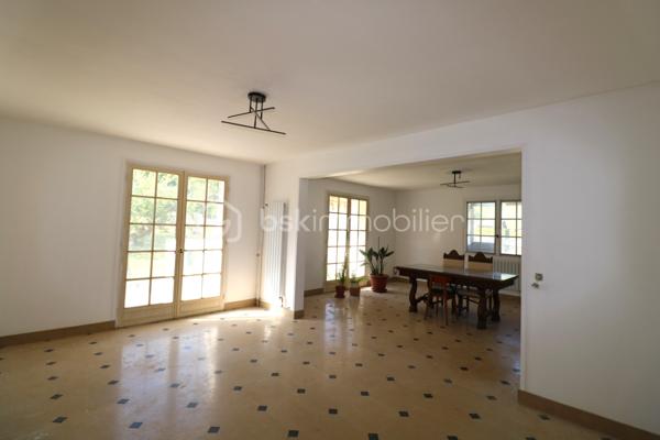 Amateurs de charme et d'authenticité, cette propriété vous séduira par ses volumes et son fort potentiel, d'une surface habitable d'environ 275 m², édifiée sur un terrain clos de 1726 m².
Idéalement située au coeur de la cité médiévale de Provins, au pied de la ville haute, accès au centre ville et a toutes les commodités en quelques minutes.

Cette charmante maison, vous offre au rez-de-jardin, une grande pièce d'environ 25 m², une chaufferie, une salle d'eau, une cave et une grande pièce d'environ 49 m².
 Un grand garage d'environ 44 m² vient compléter le rez-de-jardin.
Au rez-de-chaussée, vous trouverez une entrée, une cuisine aménagée, un WC indépendant, une salle de bain, un magnifique salon-séjour d'environ 43 m², un couloir et 3 chambres (19 m², 12 m² et 20 m²)
Au 1er étage, un palier dessert 2 chambres (14 m² et 28 m²), un WC indépendant a finir, une salle de bain a finir, un dégagement, un coin de stockage et une grande pièce d'environ 45 m² a aménager.


A l'extérieur, vous profiterez d'une très grande terrasse et d'un joli jardin clos et arboré pour profiter des beaux jours.

Laissez vous séduire par cette maison familiale a fort potentiel et installez vous au coeur de la cité médiévale.

Les +++ Tout-a-l'égout, fibre sur la rue, grand garage, plusieurs places de stationnement, possibilité d'augmenter la surface habitable, très gros VOLUMES!!!!!

Une opportunité rare sur le secteur pour ceux qui recherchent de l'espace, alors n'attendez plus et contactez moi !!!

Pour plus de renseignements, n'hésitez pas a contacter Cyril Goutte au 0683379644.