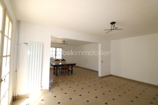Amateurs de charme et d'authenticité, cette propriété vous séduira par ses volumes et son fort potentiel, d'une surface habitable d'environ 275 m², édifiée sur un terrain clos de 1726 m².
Idéalement située au coeur de la cité médiévale de Provins, au pied de la ville haute, accès au centre ville et a toutes les commodités en quelques minutes.

Cette charmante maison, vous offre au rez-de-jardin, une grande pièce d'environ 25 m², une chaufferie, une salle d'eau, une cave et une grande pièce d'environ 49 m².
 Un grand garage d'environ 44 m² vient compléter le rez-de-jardin.
Au rez-de-chaussée, vous trouverez une entrée, une cuisine aménagée, un WC indépendant, une salle de bain, un magnifique salon-séjour d'environ 43 m², un couloir et 3 chambres (19 m², 12 m² et 20 m²)
Au 1er étage, un palier dessert 2 chambres (14 m² et 28 m²), un WC indépendant a finir, une salle de bain a finir, un dégagement, un coin de stockage et une grande pièce d'environ 45 m² a aménager.


A l'extérieur, vous profiterez d'une très grande terrasse et d'un joli jardin clos et arboré pour profiter des beaux jours.

Laissez vous séduire par cette maison familiale a fort potentiel et installez vous au coeur de la cité médiévale.

Les +++ Tout-a-l'égout, fibre sur la rue, grand garage, plusieurs places de stationnement, possibilité d'augmenter la surface habitable, très gros VOLUMES!!!!!

Une opportunité rare sur le secteur pour ceux qui recherchent de l'espace, alors n'attendez plus et contactez moi !!!

Pour plus de renseignements, n'hésitez pas a contacter Cyril Goutte au 0683379644.