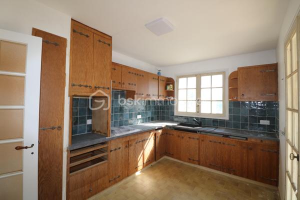 Amateurs de charme et d'authenticité, cette propriété vous séduira par ses volumes et son fort potentiel, d'une surface habitable d'environ 275 m², édifiée sur un terrain clos de 1726 m².
Idéalement située au coeur de la cité médiévale de Provins, au pied de la ville haute, accès au centre ville et a toutes les commodités en quelques minutes.

Cette charmante maison, vous offre au rez-de-jardin, une grande pièce d'environ 25 m², une chaufferie, une salle d'eau, une cave et une grande pièce d'environ 49 m².
 Un grand garage d'environ 44 m² vient compléter le rez-de-jardin.
Au rez-de-chaussée, vous trouverez une entrée, une cuisine aménagée, un WC indépendant, une salle de bain, un magnifique salon-séjour d'environ 43 m², un couloir et 3 chambres (19 m², 12 m² et 20 m²)
Au 1er étage, un palier dessert 2 chambres (14 m² et 28 m²), un WC indépendant a finir, une salle de bain a finir, un dégagement, un coin de stockage et une grande pièce d'environ 45 m² a aménager.


A l'extérieur, vous profiterez d'une très grande terrasse et d'un joli jardin clos et arboré pour profiter des beaux jours.

Laissez vous séduire par cette maison familiale a fort potentiel et installez vous au coeur de la cité médiévale.

Les +++ Tout-a-l'égout, fibre sur la rue, grand garage, plusieurs places de stationnement, possibilité d'augmenter la surface habitable, très gros VOLUMES!!!!!

Une opportunité rare sur le secteur pour ceux qui recherchent de l'espace, alors n'attendez plus et contactez moi !!!

Pour plus de renseignements, n'hésitez pas a contacter Cyril Goutte au 0683379644.