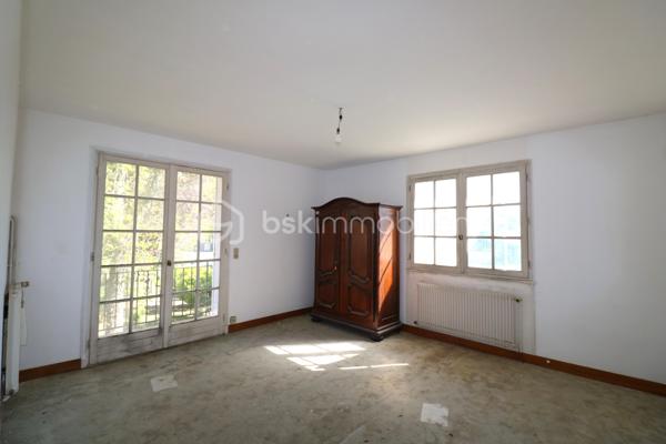 Amateurs de charme et d'authenticité, cette propriété vous séduira par ses volumes et son fort potentiel, d'une surface habitable d'environ 275 m², édifiée sur un terrain clos de 1726 m².
Idéalement située au coeur de la cité médiévale de Provins, au pied de la ville haute, accès au centre ville et a toutes les commodités en quelques minutes.

Cette charmante maison, vous offre au rez-de-jardin, une grande pièce d'environ 25 m², une chaufferie, une salle d'eau, une cave et une grande pièce d'environ 49 m².
 Un grand garage d'environ 44 m² vient compléter le rez-de-jardin.
Au rez-de-chaussée, vous trouverez une entrée, une cuisine aménagée, un WC indépendant, une salle de bain, un magnifique salon-séjour d'environ 43 m², un couloir et 3 chambres (19 m², 12 m² et 20 m²)
Au 1er étage, un palier dessert 2 chambres (14 m² et 28 m²), un WC indépendant a finir, une salle de bain a finir, un dégagement, un coin de stockage et une grande pièce d'environ 45 m² a aménager.


A l'extérieur, vous profiterez d'une très grande terrasse et d'un joli jardin clos et arboré pour profiter des beaux jours.

Laissez vous séduire par cette maison familiale a fort potentiel et installez vous au coeur de la cité médiévale.

Les +++ Tout-a-l'égout, fibre sur la rue, grand garage, plusieurs places de stationnement, possibilité d'augmenter la surface habitable, très gros VOLUMES!!!!!

Une opportunité rare sur le secteur pour ceux qui recherchent de l'espace, alors n'attendez plus et contactez moi !!!

Pour plus de renseignements, n'hésitez pas a contacter Cyril Goutte au 0683379644.