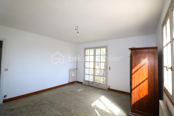 Amateurs de charme et d'authenticité, cette propriété vous séduira par ses volumes et son fort potentiel, d'une surface habitable d'environ 275 m², édifiée sur un terrain clos de 1726 m².
Idéalement située au coeur de la cité médiévale de Provins, au pied de la ville haute, accès au centre ville et a toutes les commodités en quelques minutes.

Cette charmante maison, vous offre au rez-de-jardin, une grande pièce d'environ 25 m², une chaufferie, une salle d'eau, une cave et une grande pièce d'environ 49 m².
 Un grand garage d'environ 44 m² vient compléter le rez-de-jardin.
Au rez-de-chaussée, vous trouverez une entrée, une cuisine aménagée, un WC indépendant, une salle de bain, un magnifique salon-séjour d'environ 43 m², un couloir et 3 chambres (19 m², 12 m² et 20 m²)
Au 1er étage, un palier dessert 2 chambres (14 m² et 28 m²), un WC indépendant a finir, une salle de bain a finir, un dégagement, un coin de stockage et une grande pièce d'environ 45 m² a aménager.


A l'extérieur, vous profiterez d'une très grande terrasse et d'un joli jardin clos et arboré pour profiter des beaux jours.

Laissez vous séduire par cette maison familiale a fort potentiel et installez vous au coeur de la cité médiévale.

Les +++ Tout-a-l'égout, fibre sur la rue, grand garage, plusieurs places de stationnement, possibilité d'augmenter la surface habitable, très gros VOLUMES!!!!!

Une opportunité rare sur le secteur pour ceux qui recherchent de l'espace, alors n'attendez plus et contactez moi !!!

Pour plus de renseignements, n'hésitez pas a contacter Cyril Goutte au 0683379644.