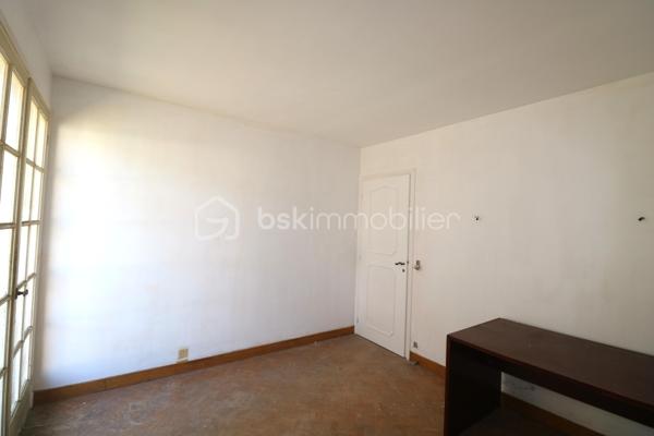 Amateurs de charme et d'authenticité, cette propriété vous séduira par ses volumes et son fort potentiel, d'une surface habitable d'environ 275 m², édifiée sur un terrain clos de 1726 m².
Idéalement située au coeur de la cité médiévale de Provins, au pied de la ville haute, accès au centre ville et a toutes les commodités en quelques minutes.

Cette charmante maison, vous offre au rez-de-jardin, une grande pièce d'environ 25 m², une chaufferie, une salle d'eau, une cave et une grande pièce d'environ 49 m².
 Un grand garage d'environ 44 m² vient compléter le rez-de-jardin.
Au rez-de-chaussée, vous trouverez une entrée, une cuisine aménagée, un WC indépendant, une salle de bain, un magnifique salon-séjour d'environ 43 m², un couloir et 3 chambres (19 m², 12 m² et 20 m²)
Au 1er étage, un palier dessert 2 chambres (14 m² et 28 m²), un WC indépendant a finir, une salle de bain a finir, un dégagement, un coin de stockage et une grande pièce d'environ 45 m² a aménager.


A l'extérieur, vous profiterez d'une très grande terrasse et d'un joli jardin clos et arboré pour profiter des beaux jours.

Laissez vous séduire par cette maison familiale a fort potentiel et installez vous au coeur de la cité médiévale.

Les +++ Tout-a-l'égout, fibre sur la rue, grand garage, plusieurs places de stationnement, possibilité d'augmenter la surface habitable, très gros VOLUMES!!!!!

Une opportunité rare sur le secteur pour ceux qui recherchent de l'espace, alors n'attendez plus et contactez moi !!!

Pour plus de renseignements, n'hésitez pas a contacter Cyril Goutte au 0683379644.