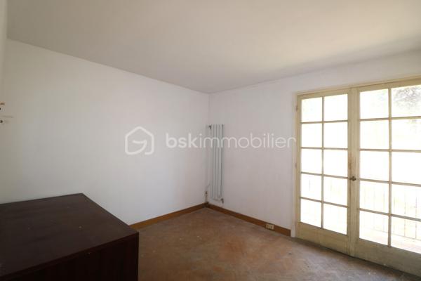 Amateurs de charme et d'authenticité, cette propriété vous séduira par ses volumes et son fort potentiel, d'une surface habitable d'environ 275 m², édifiée sur un terrain clos de 1726 m².
Idéalement située au coeur de la cité médiévale de Provins, au pied de la ville haute, accès au centre ville et a toutes les commodités en quelques minutes.

Cette charmante maison, vous offre au rez-de-jardin, une grande pièce d'environ 25 m², une chaufferie, une salle d'eau, une cave et une grande pièce d'environ 49 m².
 Un grand garage d'environ 44 m² vient compléter le rez-de-jardin.
Au rez-de-chaussée, vous trouverez une entrée, une cuisine aménagée, un WC indépendant, une salle de bain, un magnifique salon-séjour d'environ 43 m², un couloir et 3 chambres (19 m², 12 m² et 20 m²)
Au 1er étage, un palier dessert 2 chambres (14 m² et 28 m²), un WC indépendant a finir, une salle de bain a finir, un dégagement, un coin de stockage et une grande pièce d'environ 45 m² a aménager.


A l'extérieur, vous profiterez d'une très grande terrasse et d'un joli jardin clos et arboré pour profiter des beaux jours.

Laissez vous séduire par cette maison familiale a fort potentiel et installez vous au coeur de la cité médiévale.

Les +++ Tout-a-l'égout, fibre sur la rue, grand garage, plusieurs places de stationnement, possibilité d'augmenter la surface habitable, très gros VOLUMES!!!!!

Une opportunité rare sur le secteur pour ceux qui recherchent de l'espace, alors n'attendez plus et contactez moi !!!

Pour plus de renseignements, n'hésitez pas a contacter Cyril Goutte au 0683379644.