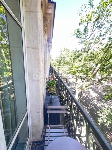 SOUS OFFRE - **PARIS 10e – BALCON FILANT, CHARME HAUSSMANNIEN ET LUMIÈRE EXCEPTIONNELLE FACE AU MARCHÉ SAINT-QUENTIN**

Rare dans le quartier !

Face au très recherché Marché Saint-Quentin, découvrez ce magnifique appartement de caractère de 72 m² au sol (63 m² Carrez), situé au 2ᵉ étage avec ascenseur d'un bel immeuble haussmannien.

Dès l'entrée, le charme opère : parquet d'origine, moulures élégantes, hauteur sous plafond de 3,22 m et surtout une luminosité remarquable grâce à cinq grandes portes-fenêtres ouvrant sur un superbe balcon filant.

Le séjour, baigné de lumière, invite à recevoir et à profiter pleinement de l'ambiance unique du quartier. Les deux chambres, confortables et au calme, bénéficient elles aussi d'un accès direct au balcon, un privilège rare en plein cœur de Paris.

L'appartement se compose de :

• Un vaste séjour lumineux
• Deux belles chambres
• Une cuisine indépendante entièrement équipée
• Une salle d'eau avec espace buanderie
• WC séparés

**Le coup de cœur ?** Un magnifique balcon filant accessible depuis le séjour et les deux chambres, véritable prolongement de l'appartement offrant une agréable ouverture sur l'extérieur et une sensation d'espace particulièrement recherchée à Paris.

L'immeuble est parfaitement entretenu et sécurisé (digicode, interphone). Vous bénéficierez également d'une grande cave saine ainsi que d'un local vélos fermé.

**Une adresse que les Parisiens s'arrachent :** commerces de bouche réputés, cafés, restaurants, vie de quartier animée et excellente desserte avec les gares du Nord et de l'Est ainsi que plusieurs lignes de métro à quelques minutes à pied.

Un bien de caractère, lumineux, avec extérieur, dans l'un des secteurs les plus recherchés du 10e arrondissement.

À visiter sans tarder.