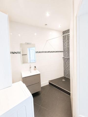 SOUS OFFRE - **PARIS 10e – BALCON FILANT, CHARME HAUSSMANNIEN ET LUMIÈRE EXCEPTIONNELLE FACE AU MARCHÉ SAINT-QUENTIN**

Rare dans le quartier !

Face au très recherché Marché Saint-Quentin, découvrez ce magnifique appartement de caractère de 72 m² au sol (63 m² Carrez), situé au 2ᵉ étage avec ascenseur d'un bel immeuble haussmannien.

Dès l'entrée, le charme opère : parquet d'origine, moulures élégantes, hauteur sous plafond de 3,22 m et surtout une luminosité remarquable grâce à cinq grandes portes-fenêtres ouvrant sur un superbe balcon filant.

Le séjour, baigné de lumière, invite à recevoir et à profiter pleinement de l'ambiance unique du quartier. Les deux chambres, confortables et au calme, bénéficient elles aussi d'un accès direct au balcon, un privilège rare en plein cœur de Paris.

L'appartement se compose de :

• Un vaste séjour lumineux
• Deux belles chambres
• Une cuisine indépendante entièrement équipée
• Une salle d'eau avec espace buanderie
• WC séparés

**Le coup de cœur ?** Un magnifique balcon filant accessible depuis le séjour et les deux chambres, véritable prolongement de l'appartement offrant une agréable ouverture sur l'extérieur et une sensation d'espace particulièrement recherchée à Paris.

L'immeuble est parfaitement entretenu et sécurisé (digicode, interphone). Vous bénéficierez également d'une grande cave saine ainsi que d'un local vélos fermé.

**Une adresse que les Parisiens s'arrachent :** commerces de bouche réputés, cafés, restaurants, vie de quartier animée et excellente desserte avec les gares du Nord et de l'Est ainsi que plusieurs lignes de métro à quelques minutes à pied.

Un bien de caractère, lumineux, avec extérieur, dans l'un des secteurs les plus recherchés du 10e arrondissement.

À visiter sans tarder.