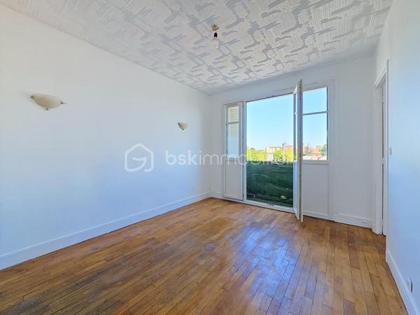 Situé à Bondy, cet appartement de type deux pièces de 42 m² est proposé au prix de 140 000 €. 
En très bon état, il se compose d'un séjour et d'une chambre, et bénéficie d'une distribution fonctionnelle adaptée au quotidien.

Occupant le 2ème et dernier étage d'un immeuble sans ascenseur, il offre calme et luminosité. Le bien est vendu avec une cave, un atout rare pour ce format, et le stationnement dans la rue est possible pour 70 €/an, pratique et économique.

Implanté dans un secteur pavillonnaire vivant et recherché, l'appartement se trouve à proximité immédiate des commerces de proximité (boulangeries, supérettes, pharmacies), d'écoles maternelles et primaires, ainsi que d'espaces verts et d'équipements sportifs. La gare de Bondy (RER E) est accessible à environ 6 minutes à pied, offrant des liaisons directes vers Paris ; de nombreuses lignes de bus desservent également la commune pour des connexions locales aisées.

Offre idéale pour un premier achat ou un investissement locatif, combinant emplacement, faibles contraintes de stationnement et rangement complémentaire.