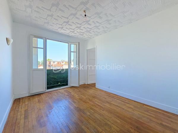 Situé à Bondy, cet appartement de type deux pièces de 42 m² est proposé au prix de 140 000 €. 
En très bon état, il se compose d'un séjour et d'une chambre, et bénéficie d'une distribution fonctionnelle adaptée au quotidien.

Occupant le 2ème et dernier étage d'un immeuble sans ascenseur, il offre calme et luminosité. Le bien est vendu avec une cave, un atout rare pour ce format, et le stationnement dans la rue est possible pour 70 €/an, pratique et économique.

Implanté dans un secteur pavillonnaire vivant et recherché, l'appartement se trouve à proximité immédiate des commerces de proximité (boulangeries, supérettes, pharmacies), d'écoles maternelles et primaires, ainsi que d'espaces verts et d'équipements sportifs. La gare de Bondy (RER E) est accessible à environ 6 minutes à pied, offrant des liaisons directes vers Paris ; de nombreuses lignes de bus desservent également la commune pour des connexions locales aisées.

Offre idéale pour un premier achat ou un investissement locatif, combinant emplacement, faibles contraintes de stationnement et rangement complémentaire.