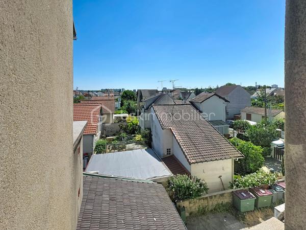 Situé à Bondy, cet appartement de type deux pièces de 42 m² est proposé au prix de 140 000 €. 
En très bon état, il se compose d'un séjour et d'une chambre, et bénéficie d'une distribution fonctionnelle adaptée au quotidien.

Occupant le 2ème et dernier étage d'un immeuble sans ascenseur, il offre calme et luminosité. Le bien est vendu avec une cave, un atout rare pour ce format, et le stationnement dans la rue est possible pour 70 €/an, pratique et économique.

Implanté dans un secteur pavillonnaire vivant et recherché, l'appartement se trouve à proximité immédiate des commerces de proximité (boulangeries, supérettes, pharmacies), d'écoles maternelles et primaires, ainsi que d'espaces verts et d'équipements sportifs. La gare de Bondy (RER E) est accessible à environ 6 minutes à pied, offrant des liaisons directes vers Paris ; de nombreuses lignes de bus desservent également la commune pour des connexions locales aisées.

Offre idéale pour un premier achat ou un investissement locatif, combinant emplacement, faibles contraintes de stationnement et rangement complémentaire.