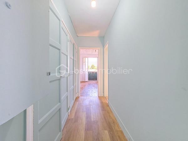 Situé à Bondy, cet appartement de type deux pièces de 42 m² est proposé au prix de 140 000 €. 
En très bon état, il se compose d'un séjour et d'une chambre, et bénéficie d'une distribution fonctionnelle adaptée au quotidien.

Occupant le 2ème et dernier étage d'un immeuble sans ascenseur, il offre calme et luminosité. Le bien est vendu avec une cave, un atout rare pour ce format, et le stationnement dans la rue est possible pour 70 €/an, pratique et économique.

Implanté dans un secteur pavillonnaire vivant et recherché, l'appartement se trouve à proximité immédiate des commerces de proximité (boulangeries, supérettes, pharmacies), d'écoles maternelles et primaires, ainsi que d'espaces verts et d'équipements sportifs. La gare de Bondy (RER E) est accessible à environ 6 minutes à pied, offrant des liaisons directes vers Paris ; de nombreuses lignes de bus desservent également la commune pour des connexions locales aisées.

Offre idéale pour un premier achat ou un investissement locatif, combinant emplacement, faibles contraintes de stationnement et rangement complémentaire.