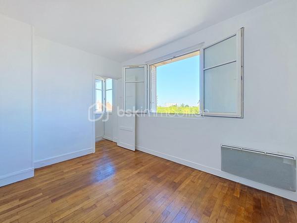 Situé à Bondy, cet appartement de type deux pièces de 42 m² est proposé au prix de 140 000 €. 
En très bon état, il se compose d'un séjour et d'une chambre, et bénéficie d'une distribution fonctionnelle adaptée au quotidien.

Occupant le 2ème et dernier étage d'un immeuble sans ascenseur, il offre calme et luminosité. Le bien est vendu avec une cave, un atout rare pour ce format, et le stationnement dans la rue est possible pour 70 €/an, pratique et économique.

Implanté dans un secteur pavillonnaire vivant et recherché, l'appartement se trouve à proximité immédiate des commerces de proximité (boulangeries, supérettes, pharmacies), d'écoles maternelles et primaires, ainsi que d'espaces verts et d'équipements sportifs. La gare de Bondy (RER E) est accessible à environ 6 minutes à pied, offrant des liaisons directes vers Paris ; de nombreuses lignes de bus desservent également la commune pour des connexions locales aisées.

Offre idéale pour un premier achat ou un investissement locatif, combinant emplacement, faibles contraintes de stationnement et rangement complémentaire.