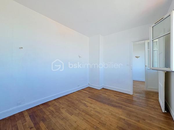 Situé à Bondy, cet appartement de type deux pièces de 42 m² est proposé au prix de 140 000 €. 
En très bon état, il se compose d'un séjour et d'une chambre, et bénéficie d'une distribution fonctionnelle adaptée au quotidien.

Occupant le 2ème et dernier étage d'un immeuble sans ascenseur, il offre calme et luminosité. Le bien est vendu avec une cave, un atout rare pour ce format, et le stationnement dans la rue est possible pour 70 €/an, pratique et économique.

Implanté dans un secteur pavillonnaire vivant et recherché, l'appartement se trouve à proximité immédiate des commerces de proximité (boulangeries, supérettes, pharmacies), d'écoles maternelles et primaires, ainsi que d'espaces verts et d'équipements sportifs. La gare de Bondy (RER E) est accessible à environ 6 minutes à pied, offrant des liaisons directes vers Paris ; de nombreuses lignes de bus desservent également la commune pour des connexions locales aisées.

Offre idéale pour un premier achat ou un investissement locatif, combinant emplacement, faibles contraintes de stationnement et rangement complémentaire.