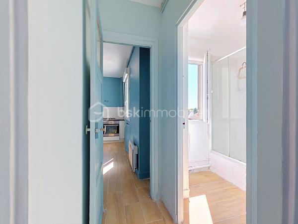 Situé à Bondy, cet appartement de type deux pièces de 42 m² est proposé au prix de 140 000 €. 
En très bon état, il se compose d'un séjour et d'une chambre, et bénéficie d'une distribution fonctionnelle adaptée au quotidien.

Occupant le 2ème et dernier étage d'un immeuble sans ascenseur, il offre calme et luminosité. Le bien est vendu avec une cave, un atout rare pour ce format, et le stationnement dans la rue est possible pour 70 €/an, pratique et économique.

Implanté dans un secteur pavillonnaire vivant et recherché, l'appartement se trouve à proximité immédiate des commerces de proximité (boulangeries, supérettes, pharmacies), d'écoles maternelles et primaires, ainsi que d'espaces verts et d'équipements sportifs. La gare de Bondy (RER E) est accessible à environ 6 minutes à pied, offrant des liaisons directes vers Paris ; de nombreuses lignes de bus desservent également la commune pour des connexions locales aisées.

Offre idéale pour un premier achat ou un investissement locatif, combinant emplacement, faibles contraintes de stationnement et rangement complémentaire.