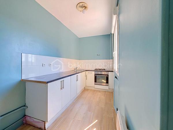 Situé à Bondy, cet appartement de type deux pièces de 42 m² est proposé au prix de 140 000 €. 
En très bon état, il se compose d'un séjour et d'une chambre, et bénéficie d'une distribution fonctionnelle adaptée au quotidien.

Occupant le 2ème et dernier étage d'un immeuble sans ascenseur, il offre calme et luminosité. Le bien est vendu avec une cave, un atout rare pour ce format, et le stationnement dans la rue est possible pour 70 €/an, pratique et économique.

Implanté dans un secteur pavillonnaire vivant et recherché, l'appartement se trouve à proximité immédiate des commerces de proximité (boulangeries, supérettes, pharmacies), d'écoles maternelles et primaires, ainsi que d'espaces verts et d'équipements sportifs. La gare de Bondy (RER E) est accessible à environ 6 minutes à pied, offrant des liaisons directes vers Paris ; de nombreuses lignes de bus desservent également la commune pour des connexions locales aisées.

Offre idéale pour un premier achat ou un investissement locatif, combinant emplacement, faibles contraintes de stationnement et rangement complémentaire.