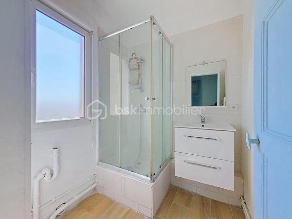 Situé à Bondy, cet appartement de type deux pièces de 42 m² est proposé au prix de 140 000 €. 
En très bon état, il se compose d'un séjour et d'une chambre, et bénéficie d'une distribution fonctionnelle adaptée au quotidien.

Occupant le 2ème et dernier étage d'un immeuble sans ascenseur, il offre calme et luminosité. Le bien est vendu avec une cave, un atout rare pour ce format, et le stationnement dans la rue est possible pour 70 €/an, pratique et économique.

Implanté dans un secteur pavillonnaire vivant et recherché, l'appartement se trouve à proximité immédiate des commerces de proximité (boulangeries, supérettes, pharmacies), d'écoles maternelles et primaires, ainsi que d'espaces verts et d'équipements sportifs. La gare de Bondy (RER E) est accessible à environ 6 minutes à pied, offrant des liaisons directes vers Paris ; de nombreuses lignes de bus desservent également la commune pour des connexions locales aisées.

Offre idéale pour un premier achat ou un investissement locatif, combinant emplacement, faibles contraintes de stationnement et rangement complémentaire.
