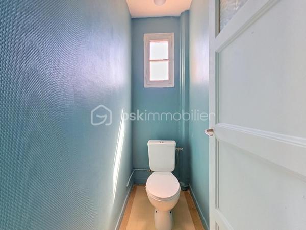 Situé à Bondy, cet appartement de type deux pièces de 42 m² est proposé au prix de 140 000 €. 
En très bon état, il se compose d'un séjour et d'une chambre, et bénéficie d'une distribution fonctionnelle adaptée au quotidien.

Occupant le 2ème et dernier étage d'un immeuble sans ascenseur, il offre calme et luminosité. Le bien est vendu avec une cave, un atout rare pour ce format, et le stationnement dans la rue est possible pour 70 €/an, pratique et économique.

Implanté dans un secteur pavillonnaire vivant et recherché, l'appartement se trouve à proximité immédiate des commerces de proximité (boulangeries, supérettes, pharmacies), d'écoles maternelles et primaires, ainsi que d'espaces verts et d'équipements sportifs. La gare de Bondy (RER E) est accessible à environ 6 minutes à pied, offrant des liaisons directes vers Paris ; de nombreuses lignes de bus desservent également la commune pour des connexions locales aisées.

Offre idéale pour un premier achat ou un investissement locatif, combinant emplacement, faibles contraintes de stationnement et rangement complémentaire.