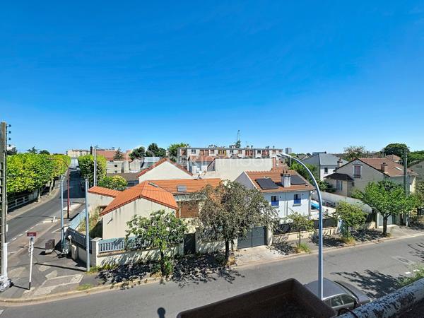 Situé à Bondy, cet appartement de type deux pièces de 42 m² est proposé au prix de 140 000 €. 
En très bon état, il se compose d'un séjour et d'une chambre, et bénéficie d'une distribution fonctionnelle adaptée au quotidien.

Occupant le 2ème et dernier étage d'un immeuble sans ascenseur, il offre calme et luminosité. Le bien est vendu avec une cave, un atout rare pour ce format, et le stationnement dans la rue est possible pour 70 €/an, pratique et économique.

Implanté dans un secteur pavillonnaire vivant et recherché, l'appartement se trouve à proximité immédiate des commerces de proximité (boulangeries, supérettes, pharmacies), d'écoles maternelles et primaires, ainsi que d'espaces verts et d'équipements sportifs. La gare de Bondy (RER E) est accessible à environ 6 minutes à pied, offrant des liaisons directes vers Paris ; de nombreuses lignes de bus desservent également la commune pour des connexions locales aisées.

Offre idéale pour un premier achat ou un investissement locatif, combinant emplacement, faibles contraintes de stationnement et rangement complémentaire.