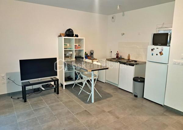 Découvrez ce superbe appartement T1 de 29 m² au normes PMR dans une résidence sécurisée, récemment livrée en janvier 2023. Idéalement situé quartier Grandmont Montjoyeux, proche des lycées et de l'université. 

L'appartement est actuellement loué, avec un loyer mensuel de 495 € hors charges + 45 € de provisions sur charges. 
Cet appartement se compose d'une pièce de vie de 22m² avec un coin cuisine, composé d'un réfrigérateur et de 2 plaques de cuisson ainsi que d'une salle d'eau de 6m².
Une terrasse couverte de 12m² vous permettra de profiter de l'extérieur en toute saison. Cerise sur le gâteau un jardin privatif de 19m², un espace vert rien que pour vous donnant sur un espace boisé.
Charge trimestrielle : 177 euros (entretien espace vert, parties communes et eau)

Une place de parking dédiée, pour un stationnement facile et sécurisé ainsi qu'un local vélo.

 Les plus de la résidence:
Service de colis : Ne ratez plus jamais une livraison.
Service de conciergerie : Pour faciliter votre quotidien.

Cet appartement combine modernité, confort et praticité, offrant un cadre de vie agréable à proximité de toutes les commodités.  
Ne manquez pas cette opportunité.