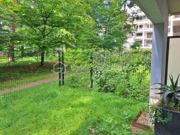 Découvrez ce superbe appartement T1 de 29 m² au normes PMR dans une résidence sécurisée, récemment livrée en janvier 2023. Idéalement situé quartier Grandmont Montjoyeux, proche des lycées et de l'université. 

L'appartement est actuellement loué, avec un loyer mensuel de 495 € hors charges + 45 € de provisions sur charges. 
Cet appartement se compose d'une pièce de vie de 22m² avec un coin cuisine, composé d'un réfrigérateur et de 2 plaques de cuisson ainsi que d'une salle d'eau de 6m².
Une terrasse couverte de 12m² vous permettra de profiter de l'extérieur en toute saison. Cerise sur le gâteau un jardin privatif de 19m², un espace vert rien que pour vous donnant sur un espace boisé.
Charge trimestrielle : 177 euros (entretien espace vert, parties communes et eau)

Une place de parking dédiée, pour un stationnement facile et sécurisé ainsi qu'un local vélo.

 Les plus de la résidence:
Service de colis : Ne ratez plus jamais une livraison.
Service de conciergerie : Pour faciliter votre quotidien.

Cet appartement combine modernité, confort et praticité, offrant un cadre de vie agréable à proximité de toutes les commodités.  
Ne manquez pas cette opportunité.