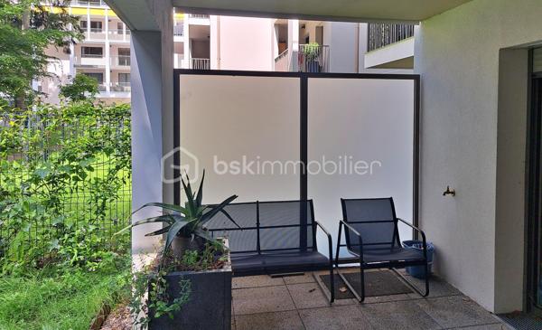 Découvrez ce superbe appartement T1 de 29 m² au normes PMR dans une résidence sécurisée, récemment livrée en janvier 2023. Idéalement situé quartier Grandmont Montjoyeux, proche des lycées et de l'université. 

L'appartement est actuellement loué, avec un loyer mensuel de 495 € hors charges + 45 € de provisions sur charges. 
Cet appartement se compose d'une pièce de vie de 22m² avec un coin cuisine, composé d'un réfrigérateur et de 2 plaques de cuisson ainsi que d'une salle d'eau de 6m².
Une terrasse couverte de 12m² vous permettra de profiter de l'extérieur en toute saison. Cerise sur le gâteau un jardin privatif de 19m², un espace vert rien que pour vous donnant sur un espace boisé.
Charge trimestrielle : 177 euros (entretien espace vert, parties communes et eau)

Une place de parking dédiée, pour un stationnement facile et sécurisé ainsi qu'un local vélo.

 Les plus de la résidence:
Service de colis : Ne ratez plus jamais une livraison.
Service de conciergerie : Pour faciliter votre quotidien.

Cet appartement combine modernité, confort et praticité, offrant un cadre de vie agréable à proximité de toutes les commodités.  
Ne manquez pas cette opportunité.