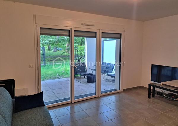 Découvrez ce superbe appartement T1 de 29 m² au normes PMR dans une résidence sécurisée, récemment livrée en janvier 2023. Idéalement situé quartier Grandmont Montjoyeux, proche des lycées et de l'université. 

L'appartement est actuellement loué, avec un loyer mensuel de 495 € hors charges + 45 € de provisions sur charges. 
Cet appartement se compose d'une pièce de vie de 22m² avec un coin cuisine, composé d'un réfrigérateur et de 2 plaques de cuisson ainsi que d'une salle d'eau de 6m².
Une terrasse couverte de 12m² vous permettra de profiter de l'extérieur en toute saison. Cerise sur le gâteau un jardin privatif de 19m², un espace vert rien que pour vous donnant sur un espace boisé.
Charge trimestrielle : 177 euros (entretien espace vert, parties communes et eau)

Une place de parking dédiée, pour un stationnement facile et sécurisé ainsi qu'un local vélo.

 Les plus de la résidence:
Service de colis : Ne ratez plus jamais une livraison.
Service de conciergerie : Pour faciliter votre quotidien.

Cet appartement combine modernité, confort et praticité, offrant un cadre de vie agréable à proximité de toutes les commodités.  
Ne manquez pas cette opportunité.