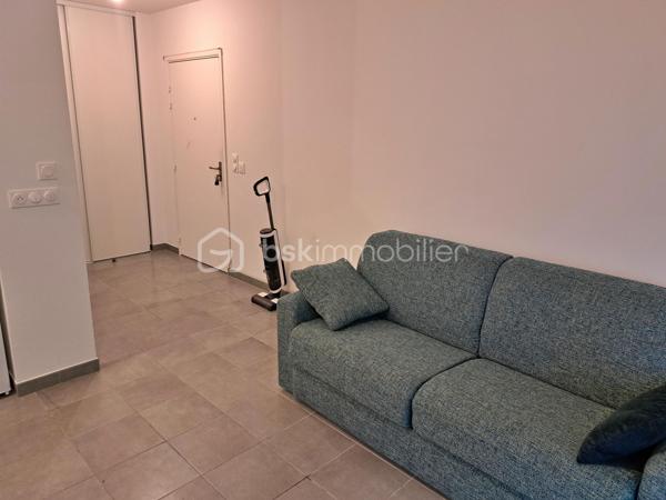Découvrez ce superbe appartement T1 de 29 m² au normes PMR dans une résidence sécurisée, récemment livrée en janvier 2023. Idéalement situé quartier Grandmont Montjoyeux, proche des lycées et de l'université. 

L'appartement est actuellement loué, avec un loyer mensuel de 495 € hors charges + 45 € de provisions sur charges. 
Cet appartement se compose d'une pièce de vie de 22m² avec un coin cuisine, composé d'un réfrigérateur et de 2 plaques de cuisson ainsi que d'une salle d'eau de 6m².
Une terrasse couverte de 12m² vous permettra de profiter de l'extérieur en toute saison. Cerise sur le gâteau un jardin privatif de 19m², un espace vert rien que pour vous donnant sur un espace boisé.
Charge trimestrielle : 177 euros (entretien espace vert, parties communes et eau)

Une place de parking dédiée, pour un stationnement facile et sécurisé ainsi qu'un local vélo.

 Les plus de la résidence:
Service de colis : Ne ratez plus jamais une livraison.
Service de conciergerie : Pour faciliter votre quotidien.

Cet appartement combine modernité, confort et praticité, offrant un cadre de vie agréable à proximité de toutes les commodités.  
Ne manquez pas cette opportunité.