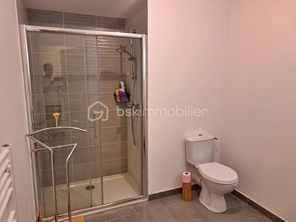 Découvrez ce superbe appartement T1 de 29 m² au normes PMR dans une résidence sécurisée, récemment livrée en janvier 2023. Idéalement situé quartier Grandmont Montjoyeux, proche des lycées et de l'université. 

L'appartement est actuellement loué, avec un loyer mensuel de 495 € hors charges + 45 € de provisions sur charges. 
Cet appartement se compose d'une pièce de vie de 22m² avec un coin cuisine, composé d'un réfrigérateur et de 2 plaques de cuisson ainsi que d'une salle d'eau de 6m².
Une terrasse couverte de 12m² vous permettra de profiter de l'extérieur en toute saison. Cerise sur le gâteau un jardin privatif de 19m², un espace vert rien que pour vous donnant sur un espace boisé.
Charge trimestrielle : 177 euros (entretien espace vert, parties communes et eau)

Une place de parking dédiée, pour un stationnement facile et sécurisé ainsi qu'un local vélo.

 Les plus de la résidence:
Service de colis : Ne ratez plus jamais une livraison.
Service de conciergerie : Pour faciliter votre quotidien.

Cet appartement combine modernité, confort et praticité, offrant un cadre de vie agréable à proximité de toutes les commodités.  
Ne manquez pas cette opportunité.