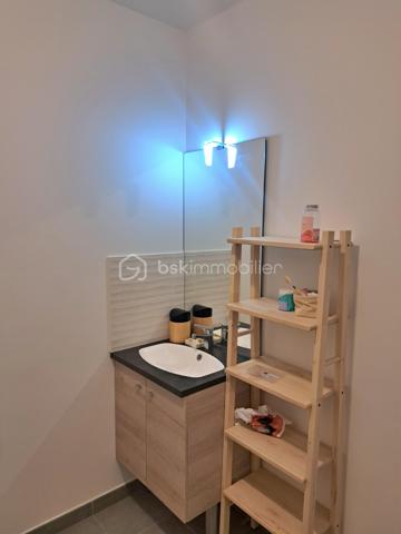 Découvrez ce superbe appartement T1 de 29 m² au normes PMR dans une résidence sécurisée, récemment livrée en janvier 2023. Idéalement situé quartier Grandmont Montjoyeux, proche des lycées et de l'université. 

L'appartement est actuellement loué, avec un loyer mensuel de 495 € hors charges + 45 € de provisions sur charges. 
Cet appartement se compose d'une pièce de vie de 22m² avec un coin cuisine, composé d'un réfrigérateur et de 2 plaques de cuisson ainsi que d'une salle d'eau de 6m².
Une terrasse couverte de 12m² vous permettra de profiter de l'extérieur en toute saison. Cerise sur le gâteau un jardin privatif de 19m², un espace vert rien que pour vous donnant sur un espace boisé.
Charge trimestrielle : 177 euros (entretien espace vert, parties communes et eau)

Une place de parking dédiée, pour un stationnement facile et sécurisé ainsi qu'un local vélo.

 Les plus de la résidence:
Service de colis : Ne ratez plus jamais une livraison.
Service de conciergerie : Pour faciliter votre quotidien.

Cet appartement combine modernité, confort et praticité, offrant un cadre de vie agréable à proximité de toutes les commodités.  
Ne manquez pas cette opportunité.