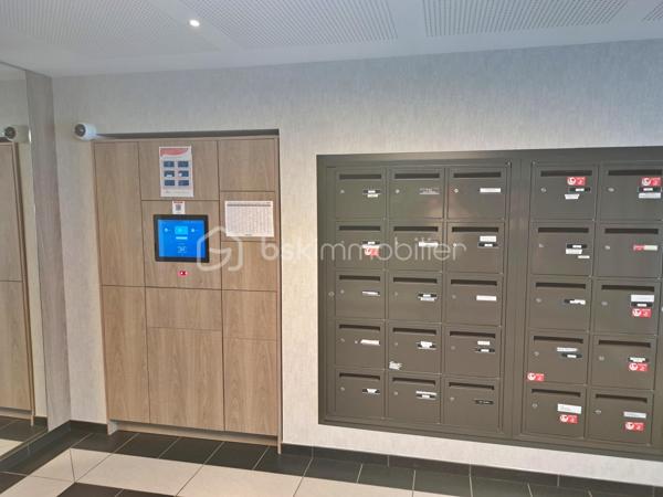 Découvrez ce superbe appartement T1 de 29 m² au normes PMR dans une résidence sécurisée, récemment livrée en janvier 2023. Idéalement situé quartier Grandmont Montjoyeux, proche des lycées et de l'université. 

L'appartement est actuellement loué, avec un loyer mensuel de 495 € hors charges + 45 € de provisions sur charges. 
Cet appartement se compose d'une pièce de vie de 22m² avec un coin cuisine, composé d'un réfrigérateur et de 2 plaques de cuisson ainsi que d'une salle d'eau de 6m².
Une terrasse couverte de 12m² vous permettra de profiter de l'extérieur en toute saison. Cerise sur le gâteau un jardin privatif de 19m², un espace vert rien que pour vous donnant sur un espace boisé.
Charge trimestrielle : 177 euros (entretien espace vert, parties communes et eau)

Une place de parking dédiée, pour un stationnement facile et sécurisé ainsi qu'un local vélo.

 Les plus de la résidence:
Service de colis : Ne ratez plus jamais une livraison.
Service de conciergerie : Pour faciliter votre quotidien.

Cet appartement combine modernité, confort et praticité, offrant un cadre de vie agréable à proximité de toutes les commodités.  
Ne manquez pas cette opportunité.