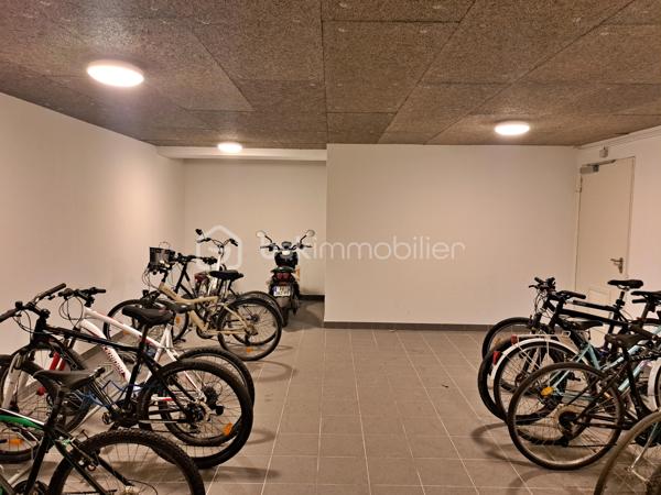 Découvrez ce superbe appartement T1 de 29 m² au normes PMR dans une résidence sécurisée, récemment livrée en janvier 2023. Idéalement situé quartier Grandmont Montjoyeux, proche des lycées et de l'université. 

L'appartement est actuellement loué, avec un loyer mensuel de 495 € hors charges + 45 € de provisions sur charges. 
Cet appartement se compose d'une pièce de vie de 22m² avec un coin cuisine, composé d'un réfrigérateur et de 2 plaques de cuisson ainsi que d'une salle d'eau de 6m².
Une terrasse couverte de 12m² vous permettra de profiter de l'extérieur en toute saison. Cerise sur le gâteau un jardin privatif de 19m², un espace vert rien que pour vous donnant sur un espace boisé.
Charge trimestrielle : 177 euros (entretien espace vert, parties communes et eau)

Une place de parking dédiée, pour un stationnement facile et sécurisé ainsi qu'un local vélo.

 Les plus de la résidence:
Service de colis : Ne ratez plus jamais une livraison.
Service de conciergerie : Pour faciliter votre quotidien.

Cet appartement combine modernité, confort et praticité, offrant un cadre de vie agréable à proximité de toutes les commodités.  
Ne manquez pas cette opportunité.