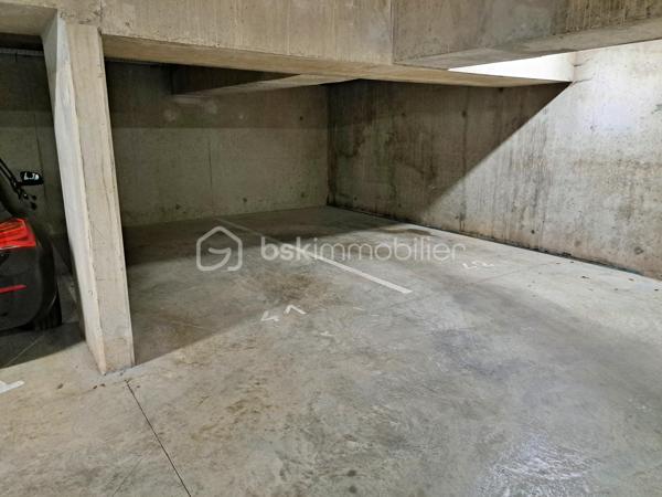Découvrez ce superbe appartement T1 de 29 m² au normes PMR dans une résidence sécurisée, récemment livrée en janvier 2023. Idéalement situé quartier Grandmont Montjoyeux, proche des lycées et de l'université. 

L'appartement est actuellement loué, avec un loyer mensuel de 495 € hors charges + 45 € de provisions sur charges. 
Cet appartement se compose d'une pièce de vie de 22m² avec un coin cuisine, composé d'un réfrigérateur et de 2 plaques de cuisson ainsi que d'une salle d'eau de 6m².
Une terrasse couverte de 12m² vous permettra de profiter de l'extérieur en toute saison. Cerise sur le gâteau un jardin privatif de 19m², un espace vert rien que pour vous donnant sur un espace boisé.
Charge trimestrielle : 177 euros (entretien espace vert, parties communes et eau)

Une place de parking dédiée, pour un stationnement facile et sécurisé ainsi qu'un local vélo.

 Les plus de la résidence:
Service de colis : Ne ratez plus jamais une livraison.
Service de conciergerie : Pour faciliter votre quotidien.

Cet appartement combine modernité, confort et praticité, offrant un cadre de vie agréable à proximité de toutes les commodités.  
Ne manquez pas cette opportunité.