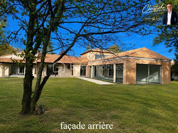 REZÉ – QUARTIER RECHERCHÉ DE LA BLORDIÈRE

Et si votre future maison réunissait enfin espace, lumière, nature et confort familial ?

Christophe Debien – BSK Immobilier vous invite à découvrir ce superbe pavillon familial de 1998, partiellement rénové en 2025, niché dans un environnement calme et arboré, à seulement quelques minutes des commodités de Rezé.

Dès l’entrée, le charme opère : volumes généreux, luminosité omniprésente et circulation fluide créent immédiatement une atmosphère chaleureuse et accueillante.

Pensée pour le confort de toute la famille, cette maison propose :

✔ Une vaste salle à manger baignée de lumière
✔ Un salon cosy avec cheminée à foyer fermé
✔ Un bureau idéal pour le télétravail
✔ Deux chambres confortables
✔ Une salle de bains
✔ Des toilettes séparées
✔ Deux véritables suites parentales avec salles d’eau privatives et toilettes
✔ Un local piscine à terminer

À l’extérieur, le terrain arboré de 1 953 m² offre un véritable havre de paix où imaginer vos moments en famille, vos projets d’aménagement ou simplement profiter du calme environnant.

Cette propriété rare allie parfaitement intimité, potentiel et qualité de vie dans un secteur particulièrement apprécié de Rezé.

Cliquez sur le lien pour découvrir toutes les photos et laissez-vous séduire par ce bien aux multiples possibilités.

📞 Pour plus d’informations ou organiser une visite, contactez-moi dès maintenant.
Je serai ravi de vous accompagner dans votre projet immobilier.

Christophe Debien – BSK Immobilier

Conformément aux dispositions de la loi ELAN, tout candidat acquéreur est informé de son droit de se faire accompagner, lors de la visite, par un professionnel du bâtiment de son choix.
Il est demandé de signaler préalablement la présence de cet intervenant afin de permettre l’organisation de la visite dans des conditions adaptées.