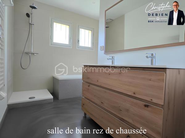 REZÉ – QUARTIER RECHERCHÉ DE LA BLORDIÈRE

Et si votre future maison réunissait enfin espace, lumière, nature et confort familial ?

Christophe Debien – BSK Immobilier vous invite à découvrir ce superbe pavillon familial de 1998, partiellement rénové en 2025, niché dans un environnement calme et arboré, à seulement quelques minutes des commodités de Rezé.

Dès l’entrée, le charme opère : volumes généreux, luminosité omniprésente et circulation fluide créent immédiatement une atmosphère chaleureuse et accueillante.

Pensée pour le confort de toute la famille, cette maison propose :

✔ Une vaste salle à manger baignée de lumière
✔ Un salon cosy avec cheminée à foyer fermé
✔ Un bureau idéal pour le télétravail
✔ Deux chambres confortables
✔ Une salle de bains
✔ Des toilettes séparées
✔ Deux véritables suites parentales avec salles d’eau privatives et toilettes
✔ Un local piscine à terminer

À l’extérieur, le terrain arboré de 1 953 m² offre un véritable havre de paix où imaginer vos moments en famille, vos projets d’aménagement ou simplement profiter du calme environnant.

Cette propriété rare allie parfaitement intimité, potentiel et qualité de vie dans un secteur particulièrement apprécié de Rezé.

Cliquez sur le lien pour découvrir toutes les photos et laissez-vous séduire par ce bien aux multiples possibilités.

📞 Pour plus d’informations ou organiser une visite, contactez-moi dès maintenant.
Je serai ravi de vous accompagner dans votre projet immobilier.

Christophe Debien – BSK Immobilier

Conformément aux dispositions de la loi ELAN, tout candidat acquéreur est informé de son droit de se faire accompagner, lors de la visite, par un professionnel du bâtiment de son choix.
Il est demandé de signaler préalablement la présence de cet intervenant afin de permettre l’organisation de la visite dans des conditions adaptées.