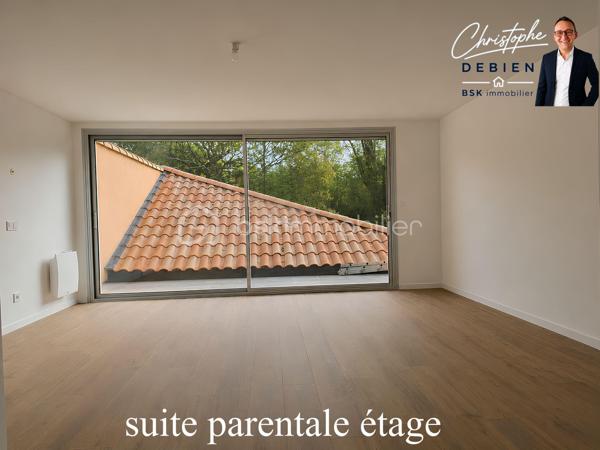 REZÉ – QUARTIER RECHERCHÉ DE LA BLORDIÈRE

Et si votre future maison réunissait enfin espace, lumière, nature et confort familial ?

Christophe Debien – BSK Immobilier vous invite à découvrir ce superbe pavillon familial de 1998, partiellement rénové en 2025, niché dans un environnement calme et arboré, à seulement quelques minutes des commodités de Rezé.

Dès l’entrée, le charme opère : volumes généreux, luminosité omniprésente et circulation fluide créent immédiatement une atmosphère chaleureuse et accueillante.

Pensée pour le confort de toute la famille, cette maison propose :

✔ Une vaste salle à manger baignée de lumière
✔ Un salon cosy avec cheminée à foyer fermé
✔ Un bureau idéal pour le télétravail
✔ Deux chambres confortables
✔ Une salle de bains
✔ Des toilettes séparées
✔ Deux véritables suites parentales avec salles d’eau privatives et toilettes
✔ Un local piscine à terminer

À l’extérieur, le terrain arboré de 1 953 m² offre un véritable havre de paix où imaginer vos moments en famille, vos projets d’aménagement ou simplement profiter du calme environnant.

Cette propriété rare allie parfaitement intimité, potentiel et qualité de vie dans un secteur particulièrement apprécié de Rezé.

Cliquez sur le lien pour découvrir toutes les photos et laissez-vous séduire par ce bien aux multiples possibilités.

📞 Pour plus d’informations ou organiser une visite, contactez-moi dès maintenant.
Je serai ravi de vous accompagner dans votre projet immobilier.

Christophe Debien – BSK Immobilier

Conformément aux dispositions de la loi ELAN, tout candidat acquéreur est informé de son droit de se faire accompagner, lors de la visite, par un professionnel du bâtiment de son choix.
Il est demandé de signaler préalablement la présence de cet intervenant afin de permettre l’organisation de la visite dans des conditions adaptées.