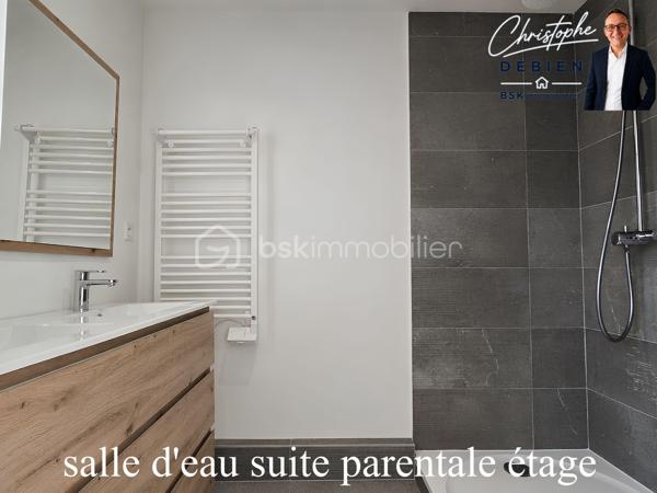 REZÉ – QUARTIER RECHERCHÉ DE LA BLORDIÈRE

Et si votre future maison réunissait enfin espace, lumière, nature et confort familial ?

Christophe Debien – BSK Immobilier vous invite à découvrir ce superbe pavillon familial de 1998, partiellement rénové en 2025, niché dans un environnement calme et arboré, à seulement quelques minutes des commodités de Rezé.

Dès l’entrée, le charme opère : volumes généreux, luminosité omniprésente et circulation fluide créent immédiatement une atmosphère chaleureuse et accueillante.

Pensée pour le confort de toute la famille, cette maison propose :

✔ Une vaste salle à manger baignée de lumière
✔ Un salon cosy avec cheminée à foyer fermé
✔ Un bureau idéal pour le télétravail
✔ Deux chambres confortables
✔ Une salle de bains
✔ Des toilettes séparées
✔ Deux véritables suites parentales avec salles d’eau privatives et toilettes
✔ Un local piscine à terminer

À l’extérieur, le terrain arboré de 1 953 m² offre un véritable havre de paix où imaginer vos moments en famille, vos projets d’aménagement ou simplement profiter du calme environnant.

Cette propriété rare allie parfaitement intimité, potentiel et qualité de vie dans un secteur particulièrement apprécié de Rezé.

Cliquez sur le lien pour découvrir toutes les photos et laissez-vous séduire par ce bien aux multiples possibilités.

📞 Pour plus d’informations ou organiser une visite, contactez-moi dès maintenant.
Je serai ravi de vous accompagner dans votre projet immobilier.

Christophe Debien – BSK Immobilier

Conformément aux dispositions de la loi ELAN, tout candidat acquéreur est informé de son droit de se faire accompagner, lors de la visite, par un professionnel du bâtiment de son choix.
Il est demandé de signaler préalablement la présence de cet intervenant afin de permettre l’organisation de la visite dans des conditions adaptées.