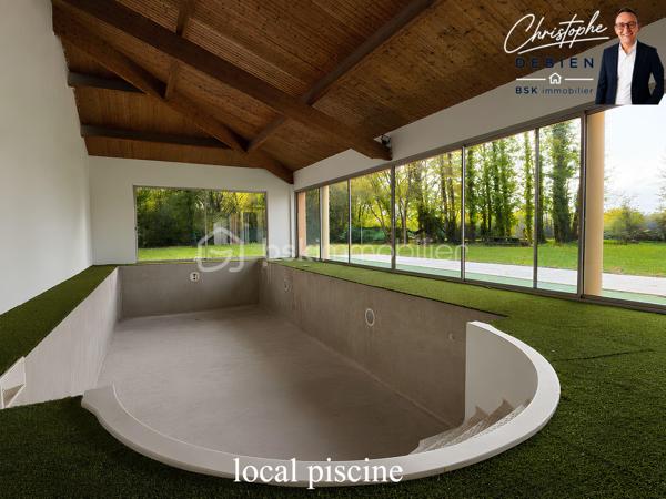 REZÉ – QUARTIER RECHERCHÉ DE LA BLORDIÈRE

Et si votre future maison réunissait enfin espace, lumière, nature et confort familial ?

Christophe Debien – BSK Immobilier vous invite à découvrir ce superbe pavillon familial de 1998, partiellement rénové en 2025, niché dans un environnement calme et arboré, à seulement quelques minutes des commodités de Rezé.

Dès l’entrée, le charme opère : volumes généreux, luminosité omniprésente et circulation fluide créent immédiatement une atmosphère chaleureuse et accueillante.

Pensée pour le confort de toute la famille, cette maison propose :

✔ Une vaste salle à manger baignée de lumière
✔ Un salon cosy avec cheminée à foyer fermé
✔ Un bureau idéal pour le télétravail
✔ Deux chambres confortables
✔ Une salle de bains
✔ Des toilettes séparées
✔ Deux véritables suites parentales avec salles d’eau privatives et toilettes
✔ Un local piscine à terminer

À l’extérieur, le terrain arboré de 1 953 m² offre un véritable havre de paix où imaginer vos moments en famille, vos projets d’aménagement ou simplement profiter du calme environnant.

Cette propriété rare allie parfaitement intimité, potentiel et qualité de vie dans un secteur particulièrement apprécié de Rezé.

Cliquez sur le lien pour découvrir toutes les photos et laissez-vous séduire par ce bien aux multiples possibilités.

📞 Pour plus d’informations ou organiser une visite, contactez-moi dès maintenant.
Je serai ravi de vous accompagner dans votre projet immobilier.

Christophe Debien – BSK Immobilier

Conformément aux dispositions de la loi ELAN, tout candidat acquéreur est informé de son droit de se faire accompagner, lors de la visite, par un professionnel du bâtiment de son choix.
Il est demandé de signaler préalablement la présence de cet intervenant afin de permettre l’organisation de la visite dans des conditions adaptées.