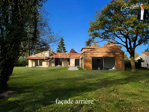 REZÉ – QUARTIER RECHERCHÉ DE LA BLORDIÈRE

Et si votre future maison réunissait enfin espace, lumière, nature et confort familial ?

Christophe Debien – BSK Immobilier vous invite à découvrir ce superbe pavillon familial de 1998, partiellement rénové en 2025, niché dans un environnement calme et arboré, à seulement quelques minutes des commodités de Rezé.

Dès l’entrée, le charme opère : volumes généreux, luminosité omniprésente et circulation fluide créent immédiatement une atmosphère chaleureuse et accueillante.

Pensée pour le confort de toute la famille, cette maison propose :

✔ Une vaste salle à manger baignée de lumière
✔ Un salon cosy avec cheminée à foyer fermé
✔ Un bureau idéal pour le télétravail
✔ Deux chambres confortables
✔ Une salle de bains
✔ Des toilettes séparées
✔ Deux véritables suites parentales avec salles d’eau privatives et toilettes
✔ Un local piscine à terminer

À l’extérieur, le terrain arboré de 1 953 m² offre un véritable havre de paix où imaginer vos moments en famille, vos projets d’aménagement ou simplement profiter du calme environnant.

Cette propriété rare allie parfaitement intimité, potentiel et qualité de vie dans un secteur particulièrement apprécié de Rezé.

Cliquez sur le lien pour découvrir toutes les photos et laissez-vous séduire par ce bien aux multiples possibilités.

📞 Pour plus d’informations ou organiser une visite, contactez-moi dès maintenant.
Je serai ravi de vous accompagner dans votre projet immobilier.

Christophe Debien – BSK Immobilier

Conformément aux dispositions de la loi ELAN, tout candidat acquéreur est informé de son droit de se faire accompagner, lors de la visite, par un professionnel du bâtiment de son choix.
Il est demandé de signaler préalablement la présence de cet intervenant afin de permettre l’organisation de la visite dans des conditions adaptées.