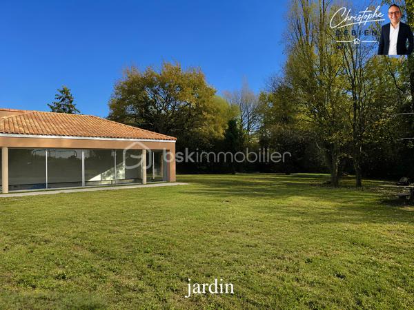 REZÉ – QUARTIER RECHERCHÉ DE LA BLORDIÈRE

Et si votre future maison réunissait enfin espace, lumière, nature et confort familial ?

Christophe Debien – BSK Immobilier vous invite à découvrir ce superbe pavillon familial de 1998, partiellement rénové en 2025, niché dans un environnement calme et arboré, à seulement quelques minutes des commodités de Rezé.

Dès l’entrée, le charme opère : volumes généreux, luminosité omniprésente et circulation fluide créent immédiatement une atmosphère chaleureuse et accueillante.

Pensée pour le confort de toute la famille, cette maison propose :

✔ Une vaste salle à manger baignée de lumière
✔ Un salon cosy avec cheminée à foyer fermé
✔ Un bureau idéal pour le télétravail
✔ Deux chambres confortables
✔ Une salle de bains
✔ Des toilettes séparées
✔ Deux véritables suites parentales avec salles d’eau privatives et toilettes
✔ Un local piscine à terminer

À l’extérieur, le terrain arboré de 1 953 m² offre un véritable havre de paix où imaginer vos moments en famille, vos projets d’aménagement ou simplement profiter du calme environnant.

Cette propriété rare allie parfaitement intimité, potentiel et qualité de vie dans un secteur particulièrement apprécié de Rezé.

Cliquez sur le lien pour découvrir toutes les photos et laissez-vous séduire par ce bien aux multiples possibilités.

📞 Pour plus d’informations ou organiser une visite, contactez-moi dès maintenant.
Je serai ravi de vous accompagner dans votre projet immobilier.

Christophe Debien – BSK Immobilier

Conformément aux dispositions de la loi ELAN, tout candidat acquéreur est informé de son droit de se faire accompagner, lors de la visite, par un professionnel du bâtiment de son choix.
Il est demandé de signaler préalablement la présence de cet intervenant afin de permettre l’organisation de la visite dans des conditions adaptées.