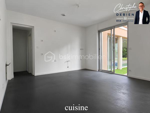 REZÉ – QUARTIER RECHERCHÉ DE LA BLORDIÈRE

Et si votre future maison réunissait enfin espace, lumière, nature et confort familial ?

Christophe Debien – BSK Immobilier vous invite à découvrir ce superbe pavillon familial de 1998, partiellement rénové en 2025, niché dans un environnement calme et arboré, à seulement quelques minutes des commodités de Rezé.

Dès l’entrée, le charme opère : volumes généreux, luminosité omniprésente et circulation fluide créent immédiatement une atmosphère chaleureuse et accueillante.

Pensée pour le confort de toute la famille, cette maison propose :

✔ Une vaste salle à manger baignée de lumière
✔ Un salon cosy avec cheminée à foyer fermé
✔ Un bureau idéal pour le télétravail
✔ Deux chambres confortables
✔ Une salle de bains
✔ Des toilettes séparées
✔ Deux véritables suites parentales avec salles d’eau privatives et toilettes
✔ Un local piscine à terminer

À l’extérieur, le terrain arboré de 1 953 m² offre un véritable havre de paix où imaginer vos moments en famille, vos projets d’aménagement ou simplement profiter du calme environnant.

Cette propriété rare allie parfaitement intimité, potentiel et qualité de vie dans un secteur particulièrement apprécié de Rezé.

Cliquez sur le lien pour découvrir toutes les photos et laissez-vous séduire par ce bien aux multiples possibilités.

📞 Pour plus d’informations ou organiser une visite, contactez-moi dès maintenant.
Je serai ravi de vous accompagner dans votre projet immobilier.

Christophe Debien – BSK Immobilier

Conformément aux dispositions de la loi ELAN, tout candidat acquéreur est informé de son droit de se faire accompagner, lors de la visite, par un professionnel du bâtiment de son choix.
Il est demandé de signaler préalablement la présence de cet intervenant afin de permettre l’organisation de la visite dans des conditions adaptées.