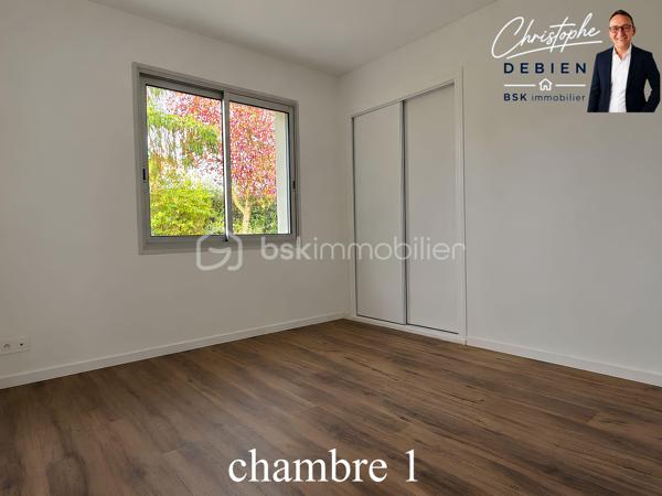 REZÉ – QUARTIER RECHERCHÉ DE LA BLORDIÈRE

Et si votre future maison réunissait enfin espace, lumière, nature et confort familial ?

Christophe Debien – BSK Immobilier vous invite à découvrir ce superbe pavillon familial de 1998, partiellement rénové en 2025, niché dans un environnement calme et arboré, à seulement quelques minutes des commodités de Rezé.

Dès l’entrée, le charme opère : volumes généreux, luminosité omniprésente et circulation fluide créent immédiatement une atmosphère chaleureuse et accueillante.

Pensée pour le confort de toute la famille, cette maison propose :

✔ Une vaste salle à manger baignée de lumière
✔ Un salon cosy avec cheminée à foyer fermé
✔ Un bureau idéal pour le télétravail
✔ Deux chambres confortables
✔ Une salle de bains
✔ Des toilettes séparées
✔ Deux véritables suites parentales avec salles d’eau privatives et toilettes
✔ Un local piscine à terminer

À l’extérieur, le terrain arboré de 1 953 m² offre un véritable havre de paix où imaginer vos moments en famille, vos projets d’aménagement ou simplement profiter du calme environnant.

Cette propriété rare allie parfaitement intimité, potentiel et qualité de vie dans un secteur particulièrement apprécié de Rezé.

Cliquez sur le lien pour découvrir toutes les photos et laissez-vous séduire par ce bien aux multiples possibilités.

📞 Pour plus d’informations ou organiser une visite, contactez-moi dès maintenant.
Je serai ravi de vous accompagner dans votre projet immobilier.

Christophe Debien – BSK Immobilier

Conformément aux dispositions de la loi ELAN, tout candidat acquéreur est informé de son droit de se faire accompagner, lors de la visite, par un professionnel du bâtiment de son choix.
Il est demandé de signaler préalablement la présence de cet intervenant afin de permettre l’organisation de la visite dans des conditions adaptées.