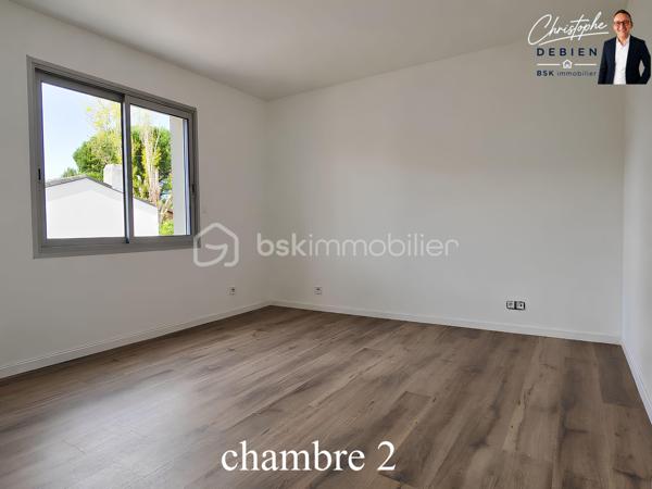 REZÉ – QUARTIER RECHERCHÉ DE LA BLORDIÈRE

Et si votre future maison réunissait enfin espace, lumière, nature et confort familial ?

Christophe Debien – BSK Immobilier vous invite à découvrir ce superbe pavillon familial de 1998, partiellement rénové en 2025, niché dans un environnement calme et arboré, à seulement quelques minutes des commodités de Rezé.

Dès l’entrée, le charme opère : volumes généreux, luminosité omniprésente et circulation fluide créent immédiatement une atmosphère chaleureuse et accueillante.

Pensée pour le confort de toute la famille, cette maison propose :

✔ Une vaste salle à manger baignée de lumière
✔ Un salon cosy avec cheminée à foyer fermé
✔ Un bureau idéal pour le télétravail
✔ Deux chambres confortables
✔ Une salle de bains
✔ Des toilettes séparées
✔ Deux véritables suites parentales avec salles d’eau privatives et toilettes
✔ Un local piscine à terminer

À l’extérieur, le terrain arboré de 1 953 m² offre un véritable havre de paix où imaginer vos moments en famille, vos projets d’aménagement ou simplement profiter du calme environnant.

Cette propriété rare allie parfaitement intimité, potentiel et qualité de vie dans un secteur particulièrement apprécié de Rezé.

Cliquez sur le lien pour découvrir toutes les photos et laissez-vous séduire par ce bien aux multiples possibilités.

📞 Pour plus d’informations ou organiser une visite, contactez-moi dès maintenant.
Je serai ravi de vous accompagner dans votre projet immobilier.

Christophe Debien – BSK Immobilier

Conformément aux dispositions de la loi ELAN, tout candidat acquéreur est informé de son droit de se faire accompagner, lors de la visite, par un professionnel du bâtiment de son choix.
Il est demandé de signaler préalablement la présence de cet intervenant afin de permettre l’organisation de la visite dans des conditions adaptées.