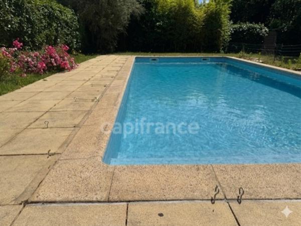 MESQUER- A 100 M DE LA MER ET ACCES À PIED AUX COMMERCES - 8 CHAMBRES - 200 m2 HABITABLES - PISCINE - JARDIN SANS VIS À VIS - GARAGE
