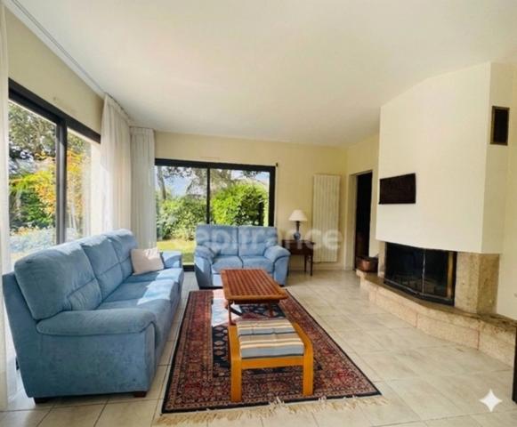 MESQUER- A 100 M DE LA MER ET ACCES À PIED AUX COMMERCES - 8 CHAMBRES - 200 m2 HABITABLES - PISCINE - JARDIN SANS VIS À VIS - GARAGE