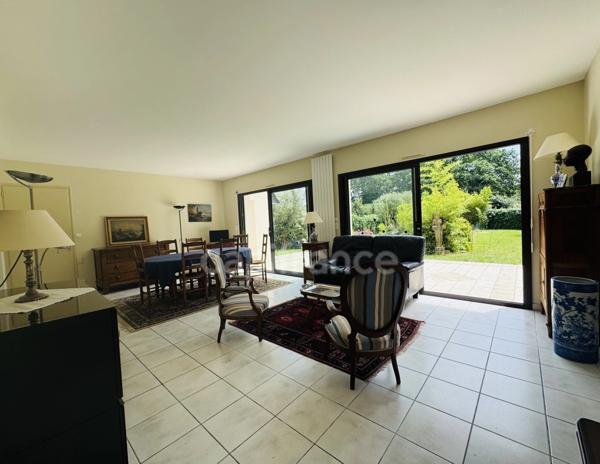 MESQUER- A 100 M DE LA MER ET ACCES À PIED AUX COMMERCES - 8 CHAMBRES - 200 m2 HABITABLES - PISCINE - JARDIN SANS VIS À VIS - GARAGE