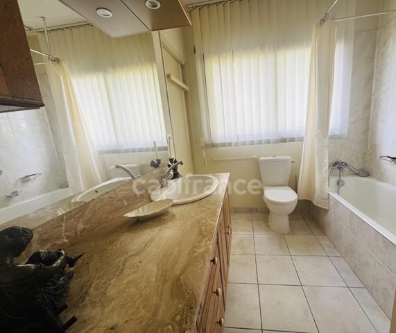 MESQUER- A 100 M DE LA MER ET ACCES À PIED AUX COMMERCES - 8 CHAMBRES - 200 m2 HABITABLES - PISCINE - JARDIN SANS VIS À VIS - GARAGE