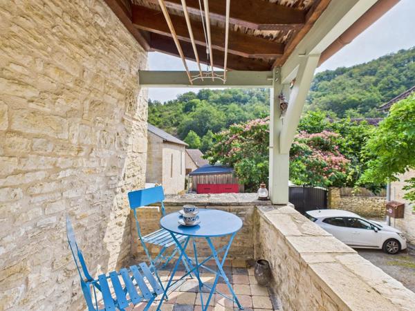 Charmante maison de village en pierre avec terrasse couverte