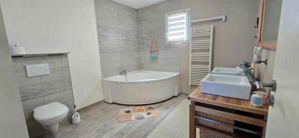 Maison récente sans vis à vis, classe énergétique A.